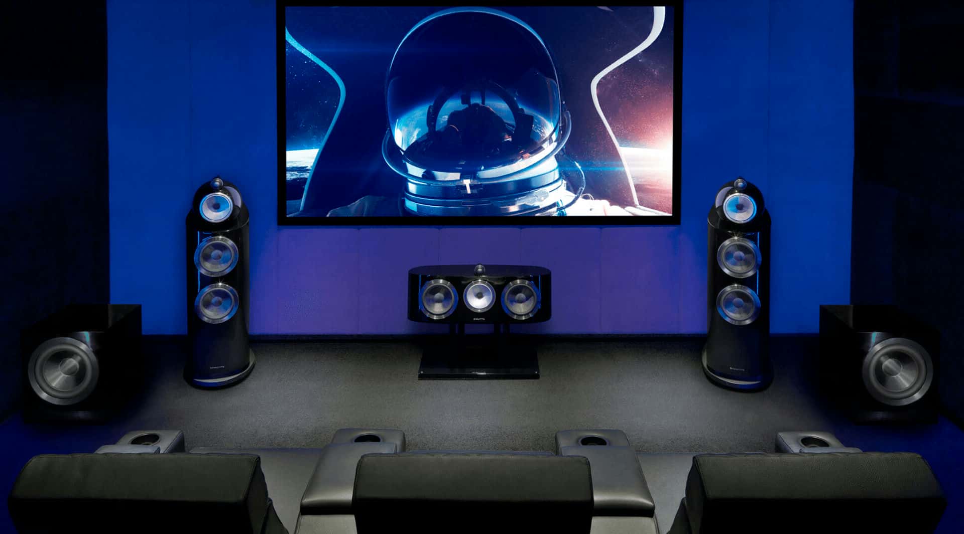 مكبرات وووفر Bowers & Wilkins في بيئة منزلية - متجر AV Atelier بغداد